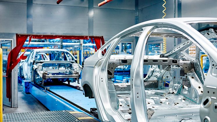 Strucctollakból készített hatalmas portörlőkkel tökéletesítik a Ford autók fényezését a korszerű gigaüzemben