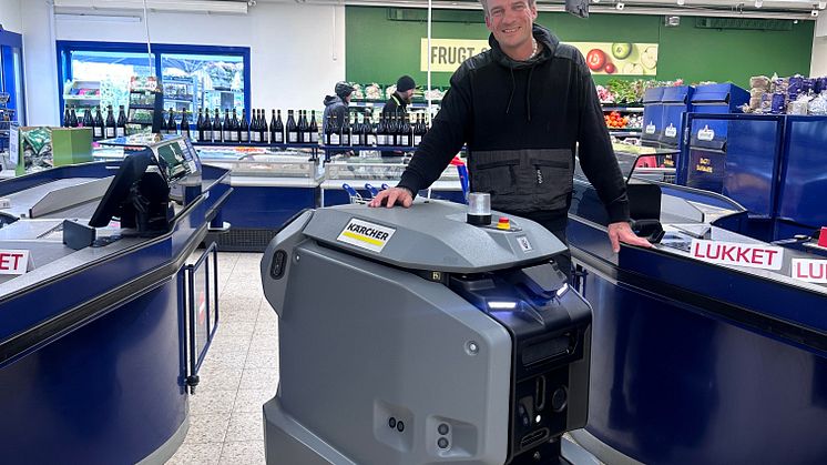Billede 1_Thomas Rasmussen fra Nordkyst Rent med Kira i Rema 1000.jpeg