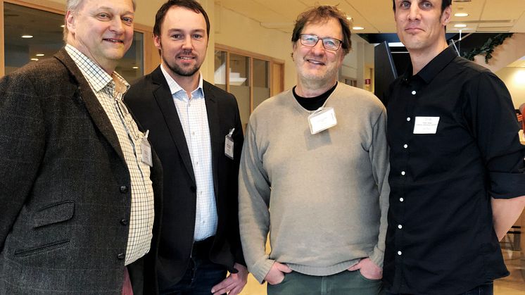 Lantbrukarna Håkan Wahlstedt och Martin Andersson med WWF:s expert på biologisk mångfald, Ola Jennersten och Petter Haldén, Hushållningssällskapet som testat fröblandningar för Odling i Balans. Foto: Anna Lind Lewin.
