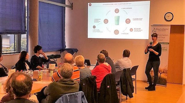 Lisa Henze von RECUP stellt das Pfandbechersystem vor
