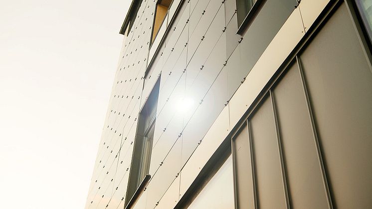 Vad ska en bostadsrättsförening tänka på om det finns en vilja i föreningen att installera laddstolpar eller solceller på taket?