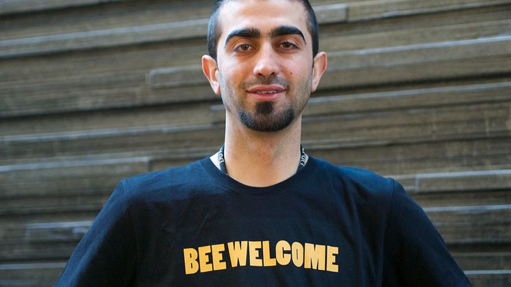 Mustafa från Syrien fick jobb på biodlingsföretag i Värmland.