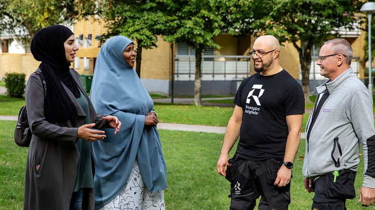 Hanady och Ifraax från Yalla lotsarna i samtal med Bahaa och Anders från Rosengård fastigheter. Foto: Miriam Preis