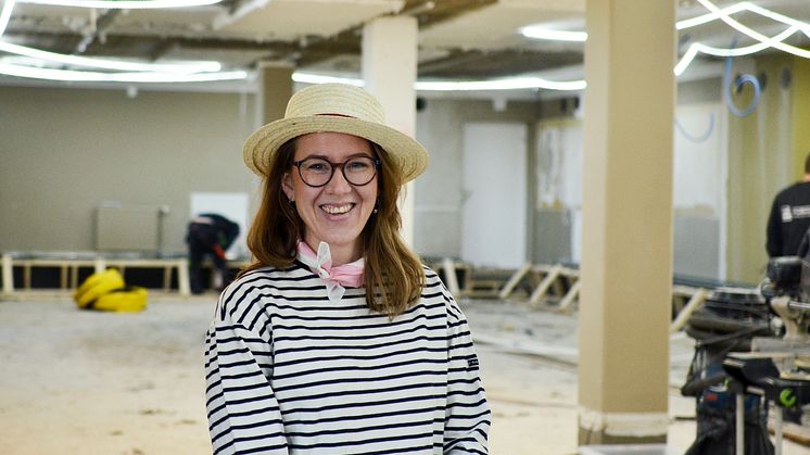 Paulina Ek mitt i bygget, premiär för de nya inomhusbanorna är 1 februari.
