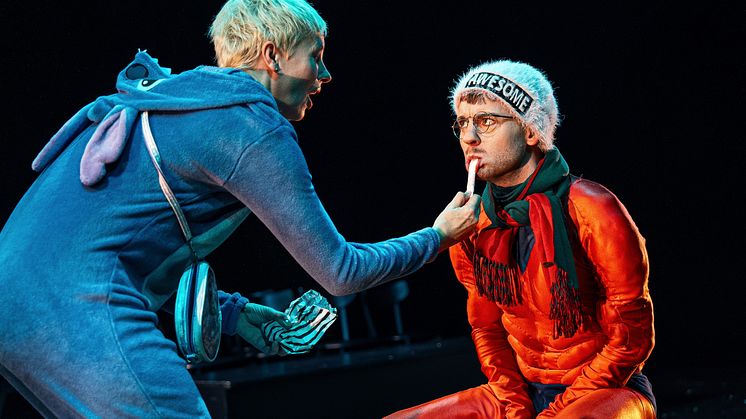 Merete lokkar Frans med ut i skogen for å jakte godteri. Foto: Monica Tromassy.