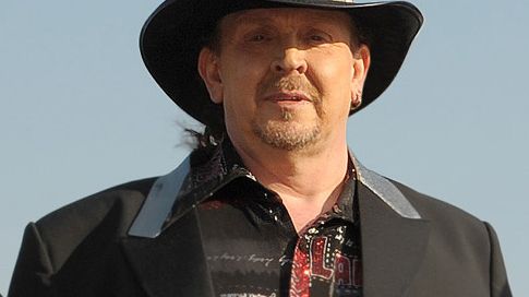 Lasse Stefanz Olle Jönsson är årets skåning och får sin hatt som bakelse