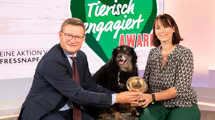 Kimba, die Tierische Heldin aus Oberösterreich, mit Melanie Gahleitner und Hermann Aigner, freut sich über den goldenen Fressnapf.