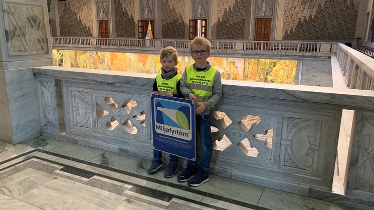 Elliot Nicolai Hansen Nickelsen og Magnus Svensen fra Den blå appelsin Kanvas-barnehage på Nordstrand i Oslo er stolte over at barnehagen deres har blitt et Miljøfyrtårn.