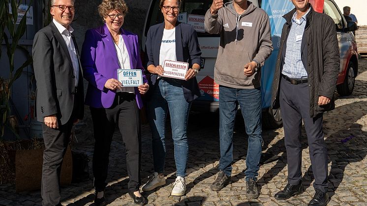 Hephata-Vorstand Maik Dietrich-Gibhardt, Bischöfin Prof. Dr. Beate Hofmann, Nina Klein, Klient Tobias Berg und Hephata-Vorstand Dr. Michael Gerhard (von links). Foto: Hephata-Archiv/Stefan Betzler