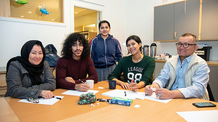 Asihye, Kulali, Abdifi, Farzana och Kazem umgås och tränar svenska på språkkafét i Bergsjön.