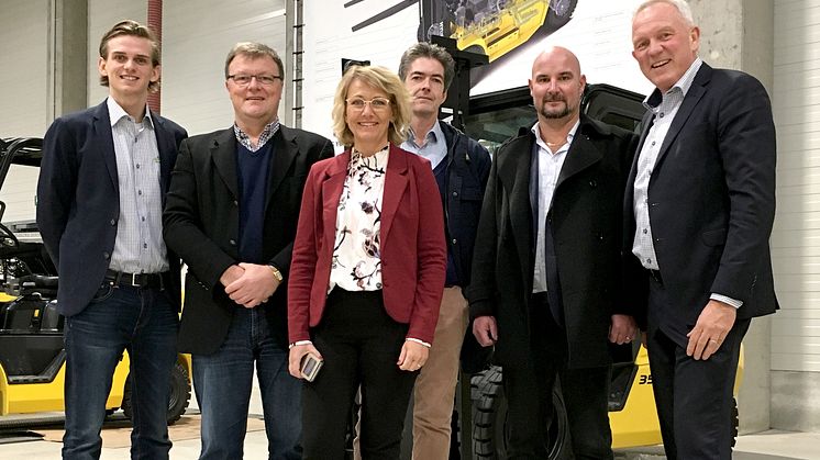 På bilden ser vi några av de ansvariga hos Hüllert Maskin och Ottosson Truck när affären gjordes upp före jul. Från vänster Jakob Burge, Peter Neujens (Försäljningschef i Europa för Hyundai Forklifts), Anette Saleskog, Gino Van der Auwera (Hyundais å