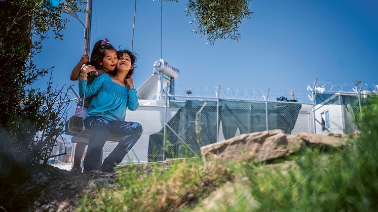 Nazanin och Motahere gungar utanför flyktinglägret Moria, Grekland - Foto Alexander Mahmoud