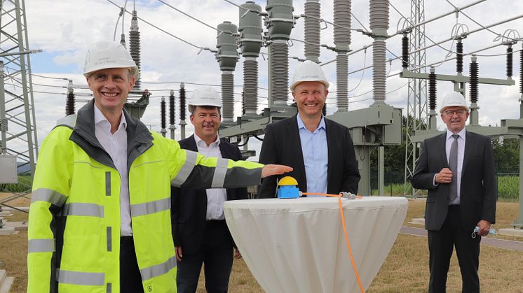 Los geht's im Umspannwerk Unterhaid: Bayernwerk-Technikvorstand Dr. Egon Westphal, Bürgermeister Carsten Joneitis, Kommunalmanager Bernd Göttlicher und Landrat Johann Kalb (v.l.) starten den Betrieb der Anlage.