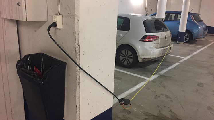Feil lading av elbiler kan i verste fall føre til brann. Står bilen ved boligen, i garasjen eller garasjeanlegg kan brannen spre seg og forårsake boligbranner. 
