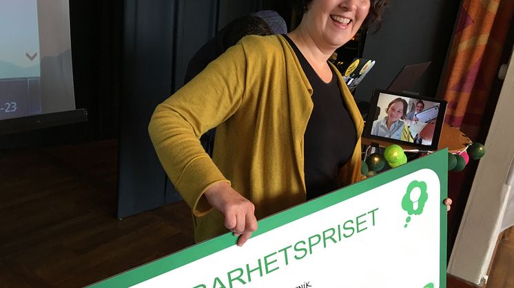 Juryns ordförande Mätta Ivarsson delar ut priset till pristagarna, via länk. 