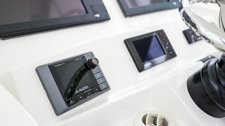 JL Audio's Media Master 100s die de NMEA 2000® netwerk protocollen ondersteunen, compatibel met de Lowrance®, Simrad® en Garmin® Multifunctionele displays.