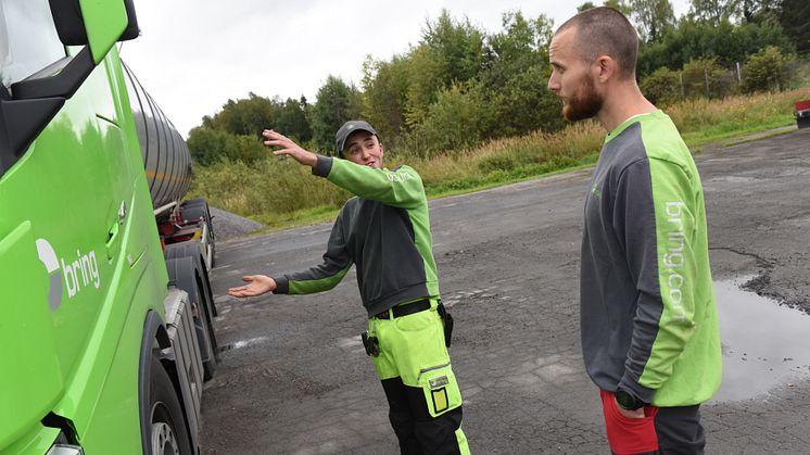 Karl forteller Henning hvordan Henning ble båret ned fra førerhuset før han ga kollegaen livreddende hjelp.