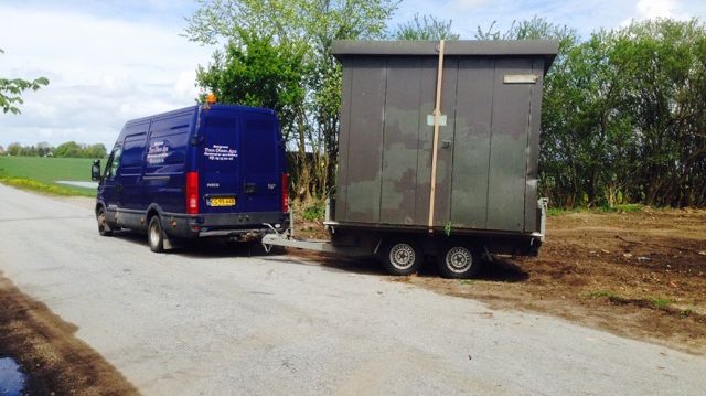 Før Iveco’en kom til Entreprenør Tom Olsen ApS kørte den med flyreservedele rundt i Europa. I dag holder den sig fortrinsvis på Lolland, hvor den har skiftet de mange daglige kilometer ud med dagligt arbejde med blandt andet en tung lastet trailer.
