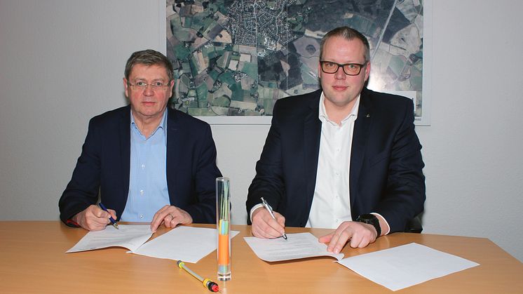 Für die Stadt Dinklage unterzeichnete der Allgemeine Vertreter des Bürgermeisters, Carl Heinz Putthoff (links) die Verträge mit Deutsche Glasfaser, vertreten durch Frank Niemeier. Foto: Westermann