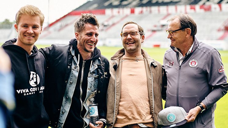 Auf Anhieb good vibes only mit Nico Rosberg, Michael Fritz, Bosse, Ewald Lienen beim 1. sozialen E-Kartrennen