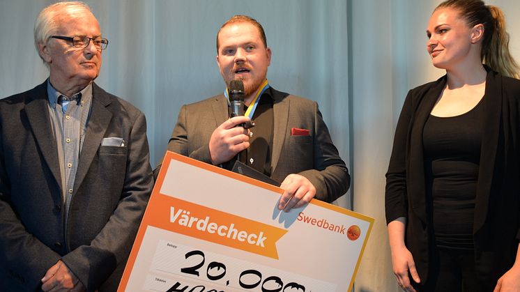 Hampus Sjögren har belönats med utmärkelsen "Årets Plåtslagare 2019". På bilden syns Hampus tillsammans med prisutdelarna Mathilda Klinger Danielsson och Thord Blomquist.