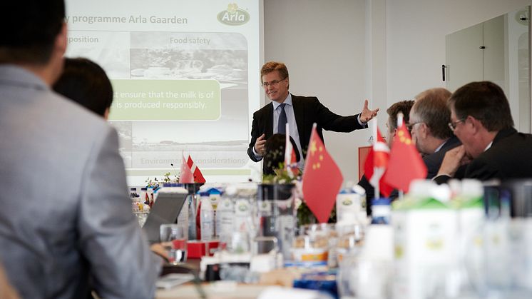 Peder Tuborgh, CEO Arla Foods, byder kinesisk delegation velkommen hos Arla