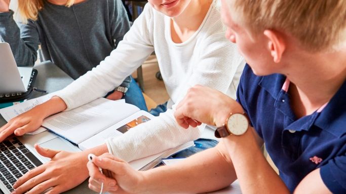 Elever vid Carlforsskas Ekonomi- och Handelsskola i arbete