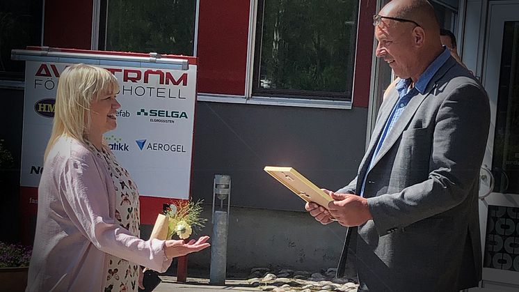 Helene Åkerlind, kommunalråd (L) i Gävle kommun delar ut diplom till Petter Holmberg, VD Geomatikk.