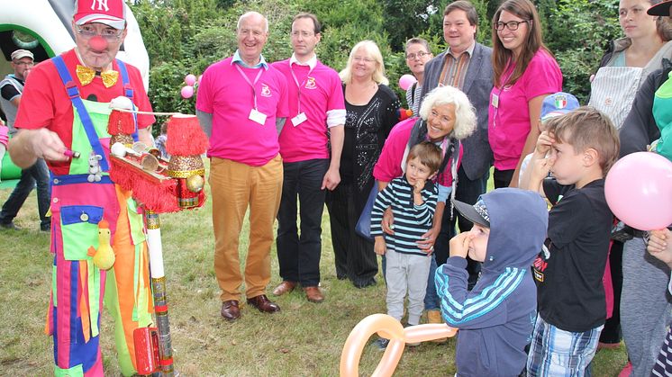 Tag der offenen Tür im Kinderhospiz: Bärenherz-Familienfest lockt mehr als 1.500 Besucher in den Kees’schen Park