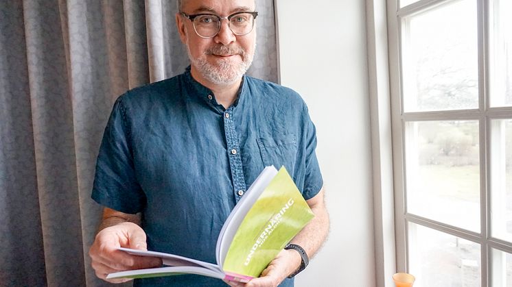 Vi kan inte mata på löpande band, utan måste lyfta fram det personcentrerade synsättet där vi utgår från varje individs behov, menar Albert Westergren, som skrivit boken Undernäring hos äldre.