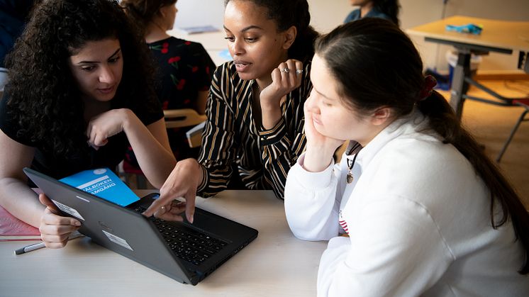 Stiftelsen Läxhjälpen och Riksbyggen i ny digital satsning för att få fler elever att nå gymnasiebehörighet