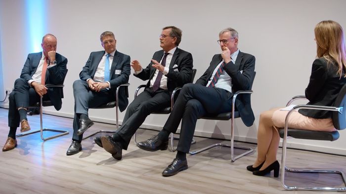 Expertenrunde (v.l.n.r.): Peter Vullinghs, Thomas Ballast, Prof. Dr. Frank Ulrich Montgomery und Dr. Markus Müschenich mit der Moderatorin Sabrina Marggraf