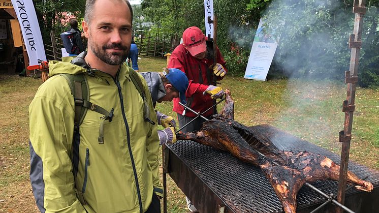 JAKTER VILLSVIN: Tony Platek fra Elverum er en ivrig jeger, blant annet på villsvin - i Slovakia. (Foto: Stine S. Skjæret/Anno)