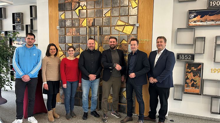 Bürgermeister Stefan Breuer (2.v.r) und Projektleiter Tobias Eckardt (3.v.r) von der Bayernwerk Netz GmbH besiegelten mit einem Handschlag den Start der Kommunalen Wärmeplanung in Oberkotzau.