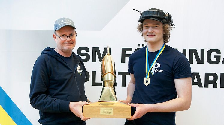Lärare Mikael Lundgren och SM-guldvinnare 2021 Elias Karlsson 