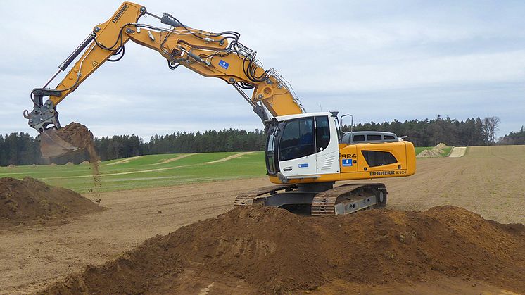 Die Bayernwerk Netz hat die Vorbereitungen für den Neubau einer Erdkabelleitung bei Rohr im Landkreis Kelheim gestartet. Auf ersten Flächen der Kabeltrasse wird der Oberboden abgetragen.