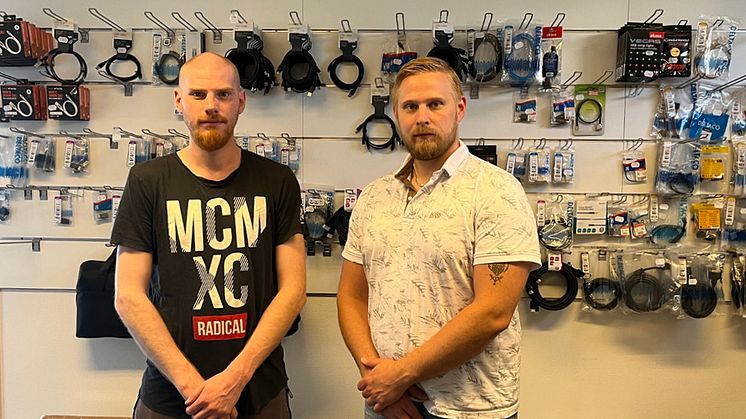 Fredrik Bengtsson och VD Mikael Andersson på Datorbutiken ÅRB AB