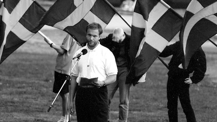 SD:s dåvarande partiledare Mikael Jansson håller tal i Vasaparken i Stockholm på nationaldagen 1995. Bild: Expo