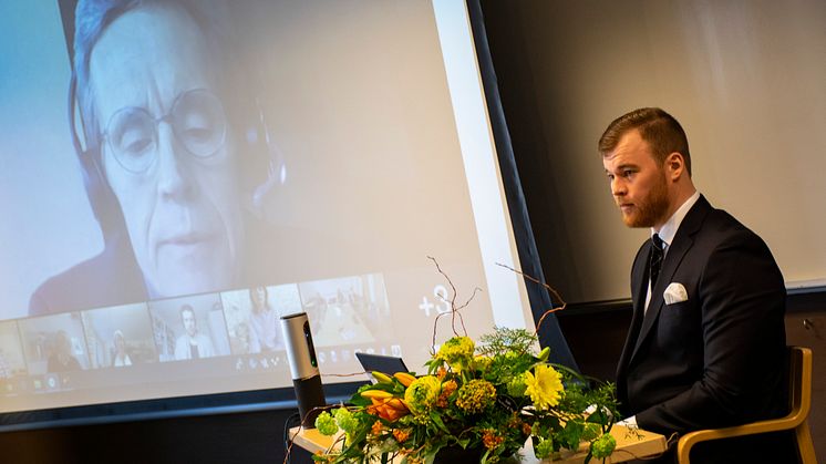 Simon Näverlo disputerade i april vid Glesbygdsmedicinskt centrum. Fakultetsopponent Ingvar Syk, Lunds universitet, och delar av betygsnämnden fanns uppkopplade via länk.