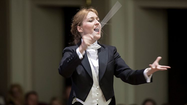 Joanna Natalia Slusarczyk leder den första av Kungliga Filharmonikernas sommarkonserter. Foto: Tomasz Griessgraber 