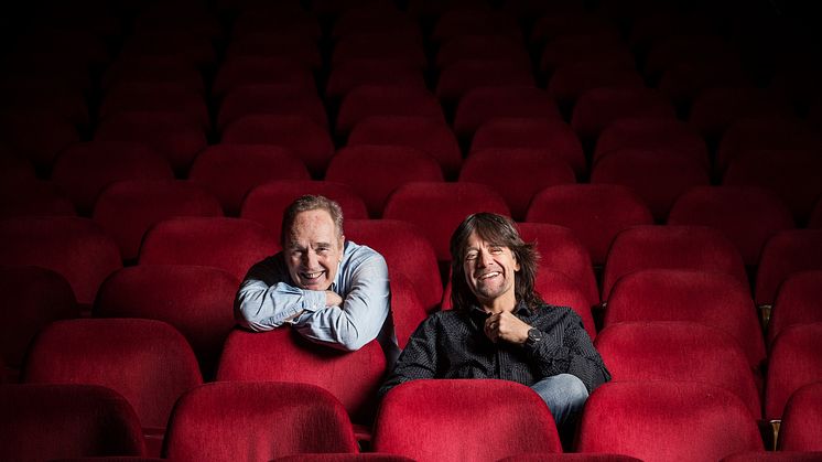 Nu är det klart! Turné för succéshowen ”Stand Up - Sit Down” med Lennie Norman och Robert Wells.