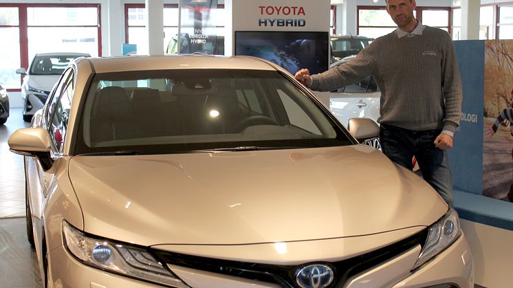 Enorm etterspørsel for Camry: Bilselger Trond Hardy fra Nordvik Svolvær. Foto: Nordvik.