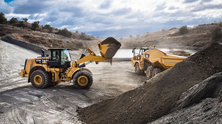 Cat 972M XE hybridhjullastare och Cat 730C dumper - fylld skopa