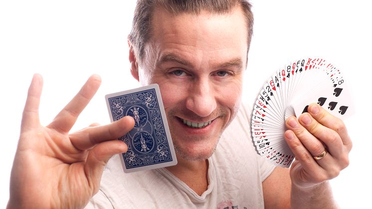 Daniel Karlsson lär dig trolla i ny bok