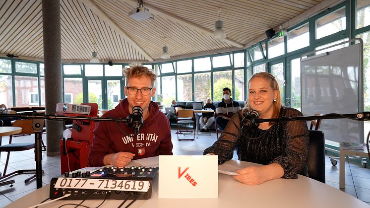 Die Studentischen Hilfskräfte und Moderator*innen Hinnerk und Frederike vor der Live-Übertragung des Kick-offs.