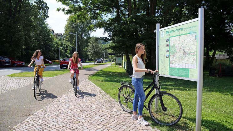 Mulderadweg bei Leisnig mit Hinweistafel am Kulturbahnhof - Foto: Andreas Schmidt