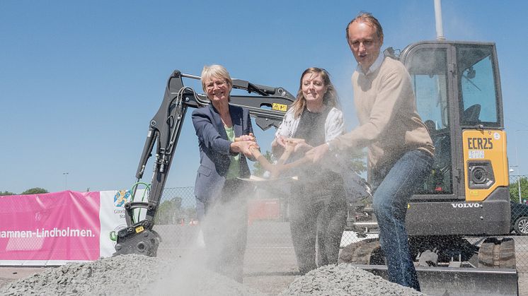Första spadtaget Frihamnen-Lindholmen. På bilden: Catharina Håkansson Bohman, Sverigeförhandlingen; Louise Jeppson, Västra Götalandsregionen; Robert Hammarstrand, exploateringsförvaltningen, Göteborgs Stad