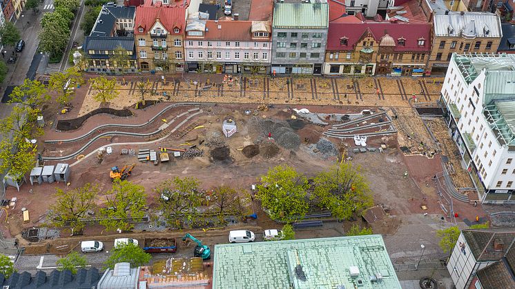 Lagom till midsommar är första delen av Stora torgs ombyggnad i Eslöv klar och uteserveringarna längs det gulfärgade gångstråket kan öppna. Ombyggnaden av själva torget fortsätter året ut.