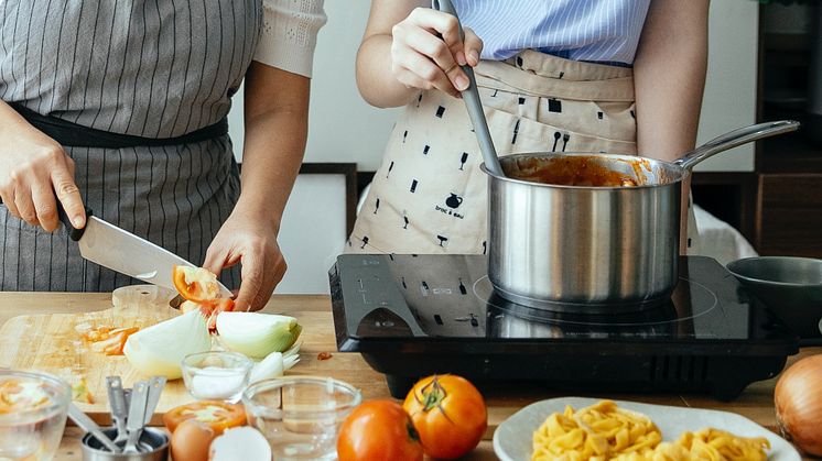 Minska risken för att bli sjuk under rötmånaden genom att tvätta händerna ofta och använda olika skärbrädor för kött och grönsaker.