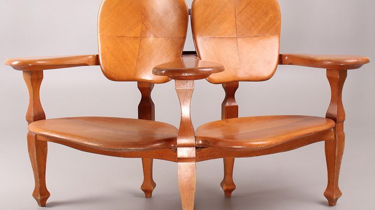 Antoni Gaudis soffa ”Confidant” auktioneras ut online via Auctionet.com